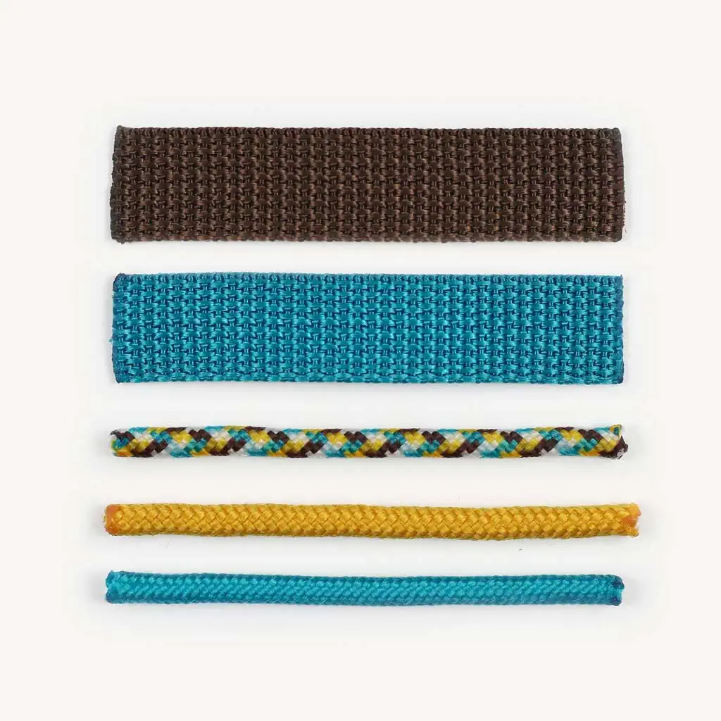 Learn how to make a hobby horse halter with our DIY kit: detailed view of the bright colored ropes and bag webbings