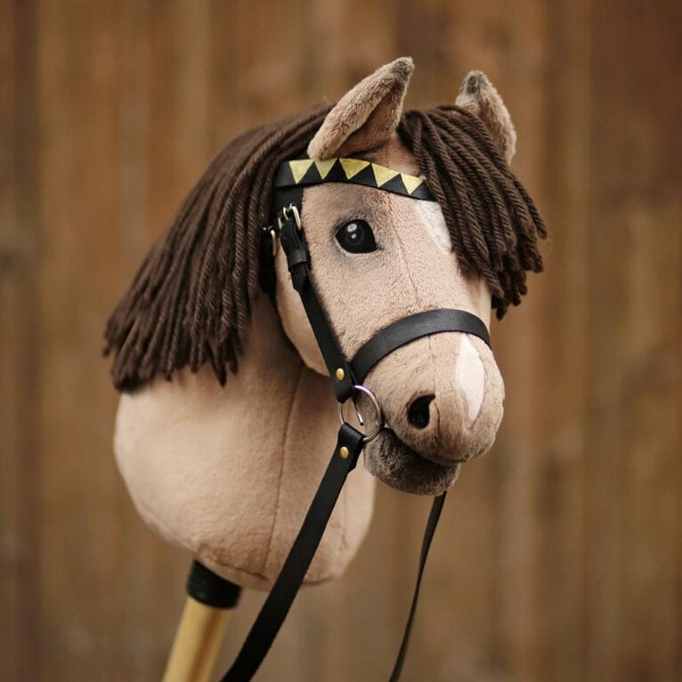 Example of how to use the stick horse bridle DIY set