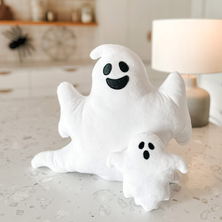 Free ghost sewing pattern, in pillow and plush toy size