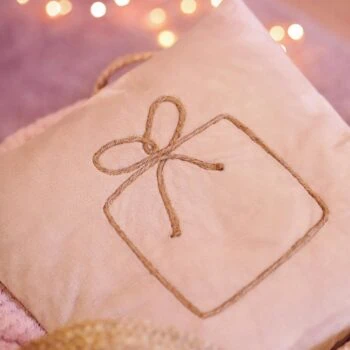 Easy Christmas pillow pattern: modern one line art designs for festive decor