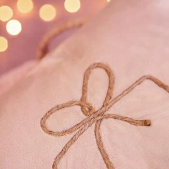 Easy Christmas pillow pattern: modern one line art designs for festive decor