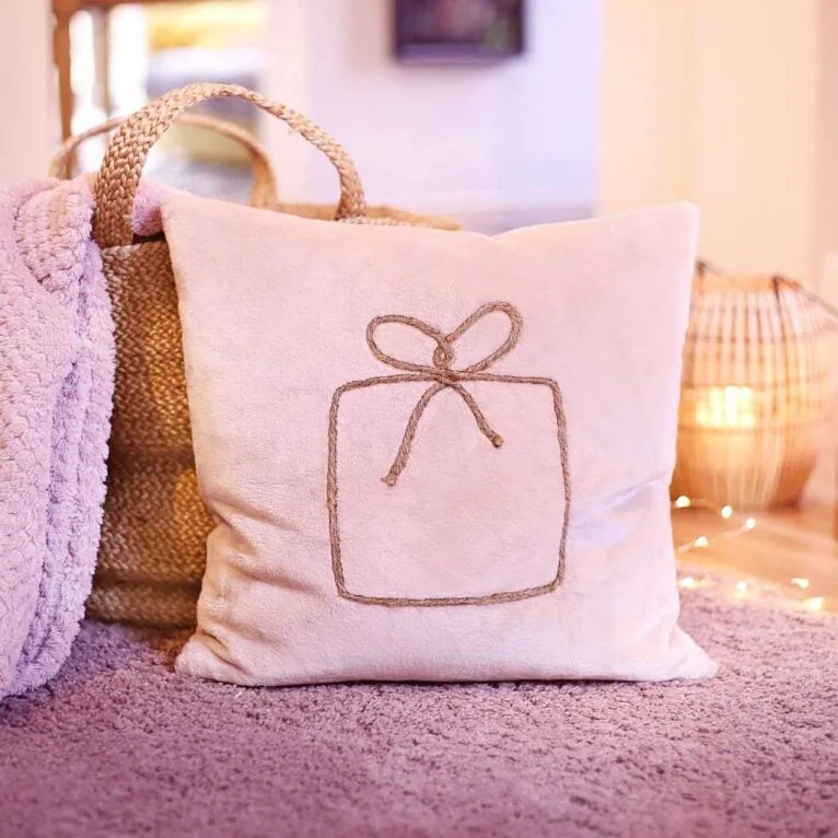 Easy Christmas pillow pattern: modern one line art designs for festive decor
