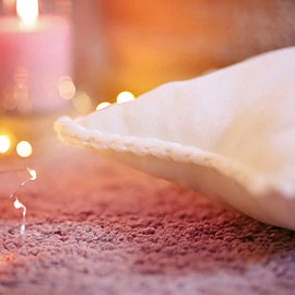 Free star pillow pattern: Sew a cozy star cushion with a super cute crochet edge