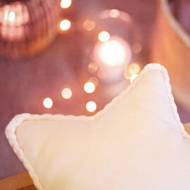 Free star pillow pattern: Sew a cozy star cushion with a super cute crochet edge