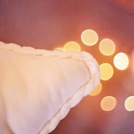 Free star pillow pattern: Sew a cozy star cushion with a super cute crochet edge