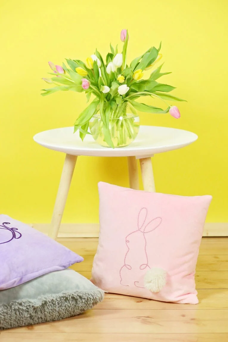 DIY Easter decor: bunny pillow using the one line technique