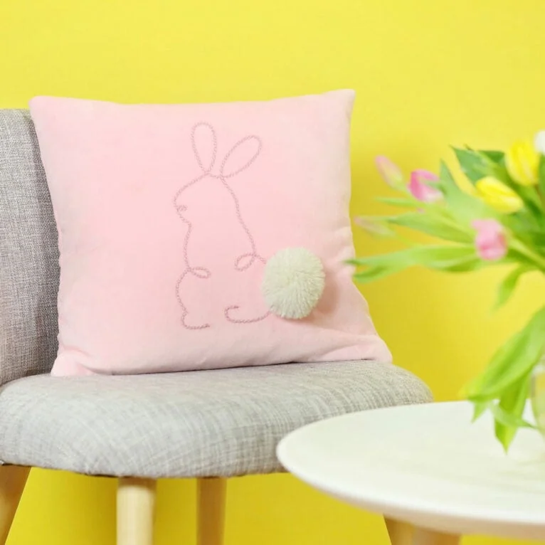 DIY Easter pillow: bunny motif with line art technique