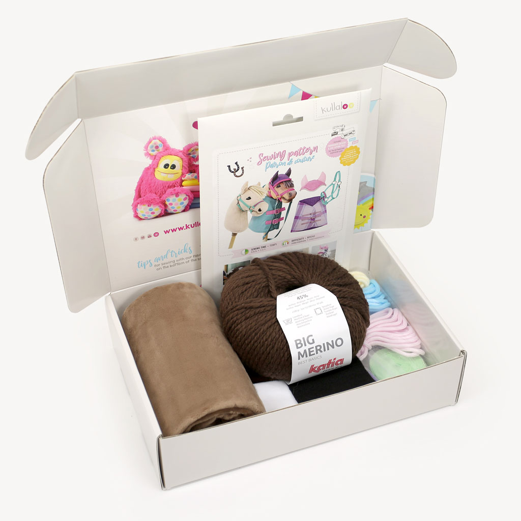 Make a Hobby Horse with our brown material bundle: Fabric + yarn + sewing pattern + halter DIY kit