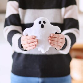 <a href="https://www.kullaloo.ca/free-sewing-patterns-minky-projects/ghost-pillow-sewing-pattern-free/" target="_self" rel="noopener">Ghost pillow + plushie "Good Ghost Gang"</a> Free ghost sewing pattern "Good Ghost Gang", incl. 5 faces, 3 shapes and 3 sizes